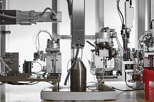 Hartdrehen, Entgraten (Bürsten, Sandstrahlen), Laserbeschriften, Pressen und Prägen, Glattwalzen, Richten, Gewinderollen, Oberflächen- und Wärmebehandlung